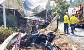 Xe tải tông 3 ô tô rồi lật nghiêng trên đèo Mimosa