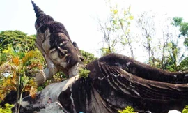 Du khách viếng Công viên Phật giáo