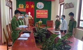 Tống đạt quyết định khởi tố bị can đối với Nguyễn Mậu Dương