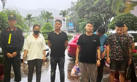 Bắt nhóm du khách vác kiếm Nhật đâm chém loạn xạ trong quán bar 