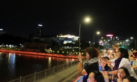 Đi xe buýt mui trần ngắm thành phố hoa Đà Lạt 