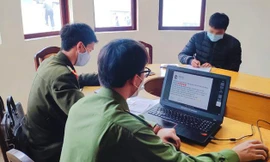 L.V.Đ ký biên bản vi phạm. Ảnh: Công an Lâm Đồng