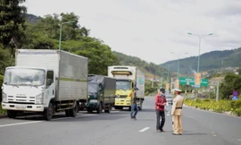 Cảnh sát giao thông kiểm tra xe vận chuyển hàng hóa lên Đà Lạt