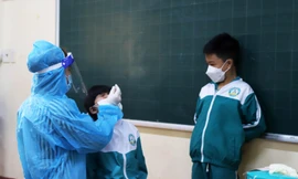 Lấy mẫu xét nghiệm nhanh SARS-CoV-2 tại trường Tiểu học Nguyễn Trãi