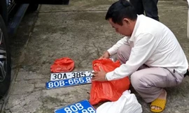 Những biển số xanh Hòa gắn vào ô tô để lòe và lừa nhiều người