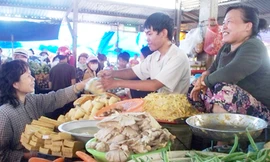 Hằng ngày, Liêm ra chợ bán hàng giúp mẹ