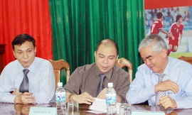 Chủ tịch Phạm Nhật Vũ (giữa) khẳng định AVG đã bỏ nhiều công sức quảng bá các giải đấu Ảnh: VSI