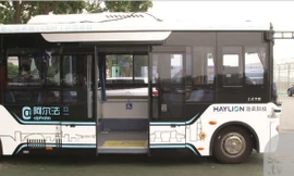 Chiếc xe buýt tự động đầu tiên đang chạy thử nghiệm tại Thâm Quyến, Trung Quốc. Ảnh:SCMP