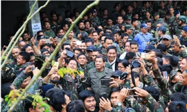 Tổng thống Philippines Duterte tới thăm quân đội ở Marawi tuần trước. Ảnh: AFP