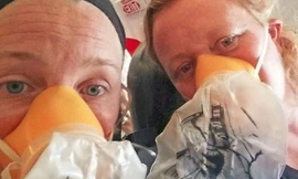 Hành khách hoảng loan đeo mặt nạ dưỡng khí và nghĩ mình sắp chết. Ảnh: Channel Seven