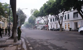 Khách sạn Metropole trong những ngày Tổng thống Donald Trump lưu trú luôn được bảo vệ nghiêm ngặt. Ảnh: Toan Toan