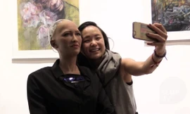 Người máy Sophia chụp ảnh selfie cùng khán giả. 