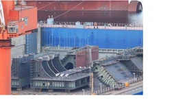 Một phần thân tàu tại nhà máy đóng tàu Đại Liên được cho là tàu ngầm đổ bộ Type075, chứ không phải tàu sân bay Type002. Ảnh: Sina