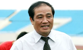 Dễ như... 'làm quan bóng đá'