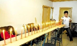 Vận công làm tắt ngọn nến cách 3m