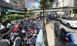TPHCM dẹp loạn ‘xẻ thịt’ vỉa hè làm bãi giữ xe 
