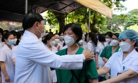 Bệnh viện Phụ sản Trung ương tiễn 122 y bác sĩ vào chi viện TPHCM chống dịch trong thời điểm dịch bệnh diễn ra căng thẳng 