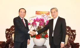  Bí thư Thành ủy Nguyễn Văn Nên thăm hỏi, chúc mừng Tổng giám mục Nguyễn Năng (phải) nhân dịp Lễ Giáng sinh 2020 và năm mới 2021. Ảnh: NLĐ