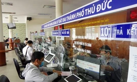 Cán bộ TP Thủ Đức giải quyết thủ tục hành chính cho người dân