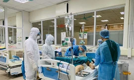 Phi công người Anh mắc COVID-19 có dấu hiệu hồi phục