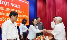 Cử tri trao đổi với Chủ tịch HĐND TPHCM Nguyễn Thị Lệ sau buổi tiếp xúc. Ảnh: Thành ủy TPHCM