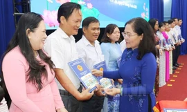 Chủ tịch HĐND TPHCM Nguyễn Thị Lệ trao Nghị quyết của HĐND TPHCM về việc đặt tên đường theo tên các Bà mẹ Việt Nam anh hùng. Ảnh: Thành ủy TPHCM