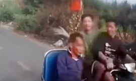 CLIP: Người đàn ông ngồi xe lăn bị đánh vào đầu