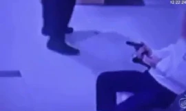 Không được phục vụ thang máy, doanh nhân cầm súng đe dọa bảo vệ chung cư