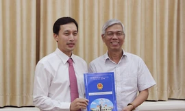 Ông Vũ Anh Khoa (trái) nhận quyết định phê chuẩn của UBND TPHCM giữ chức vụ Chủ tịch UBND Quận 10. Ảnh: Thành ủy TPHCM