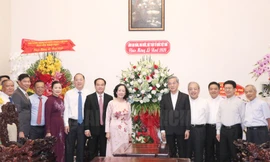 Bà Trương Thị Mai thăm, chúc mừng Giáng sinh Tòa Tổng Giám mục TPHCM 