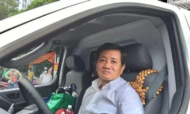 Ông Đoàn Ngọc Hải mua xe cứu thương, tự cầm lái chở bệnh nhân nghèo về quê miễn phí