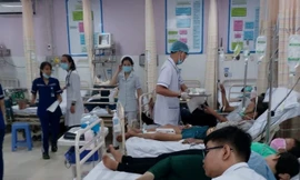 Ăn bánh mì có chứng nhận an toàn, 140 người nhập viện 