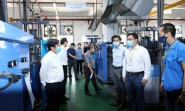 Chủ tịch UBND TPHCM Nguyễn Thành Phong (bìa trái) kiểm tra công tác phòng chống dịch tại Khu chế xuất Tân Thuận