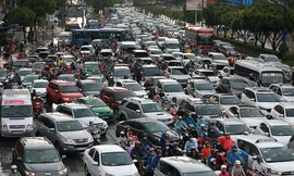 Nóng: Tái khởi động thu phí ô tô vào trung tâm TPHCM