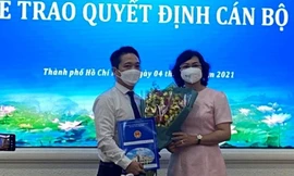 Ông Lê Trương Hiền Hoà (trái) nhận quyết định bổ nhiệm từ Phó Chủ tịch UBND TPHCM Phan Thị Thắng