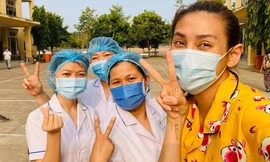 Các cô gái mắt đỏ hoe bịn rịn chia tay chiến sĩ khu cách ly, Võ Hoàng Yến nhắn tin cảm ơn