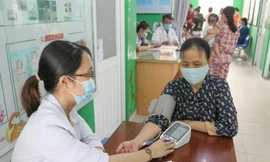 TPHCM đề xuất trả lương 7-9 triệu đồng/tháng cho y, bác sĩ cao tuổi làm việc ở trạm y tế