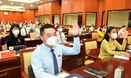 Các đại biểu HĐND TPHCM khoá X biểu quyết thông qua các tờ trình của UBND TPHCM