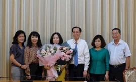 Bà Phan Thị Hồng (thứ 3 từ trái sang) nhận quyết định bổ nhiệm làm phó giám đốc Sở Tài chính TPHCM. Ảnh: Thành ủy TPHCM