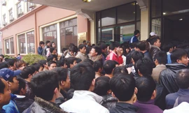 Trong kỳ kiểm tra tiếng Hàn vừa qua có hơn 60.000 người đăng ký nhưng chỉ 15.000 người trúng tuyển. Ảnh: Phong Cầm