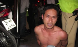 Không đội mũ bảo hiểm, cởi áo lăng mạ công an