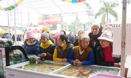 Người dân Thạch Thất đứng chờ các gian hàng mở cửa Ảnh: Hoàng Tuân