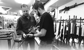 Mọi trường học Mỹ sẽ có cảnh sát vũ trang?