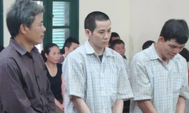 Bị cáo Nguyễn Thành Luân (giữa) và bố vợ (áo kẻ sọc) trước tòa