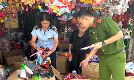 Hàng nghìn đồ chơi trẻ em không rõ nguồn gốc bị tiêu hủy trước tết Trung thu