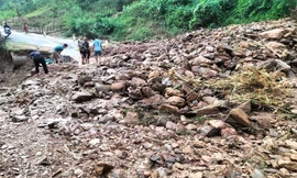 Nhiều tuyến đường ở miền núi Nghệ An sạt lở nghiêm trọng