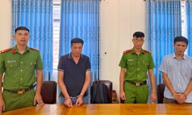 'Vẽ' hồ sơ để thu tiền của học sinh, cựu hiệu trưởng và kế toán bị bắt 