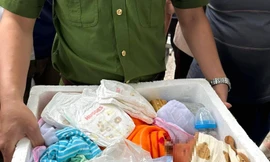 Xót xa lý do người mẹ bỏ con vào thùng xốp rồi thả trôi sông