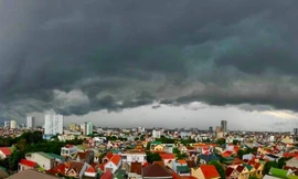 Mây đen như 'sóng thần' trên bầu trời Nghệ An trước cơn bão số 3