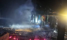 Dân bản cùng bộ đội lao vào nhà cháy cứu 2 cụ già